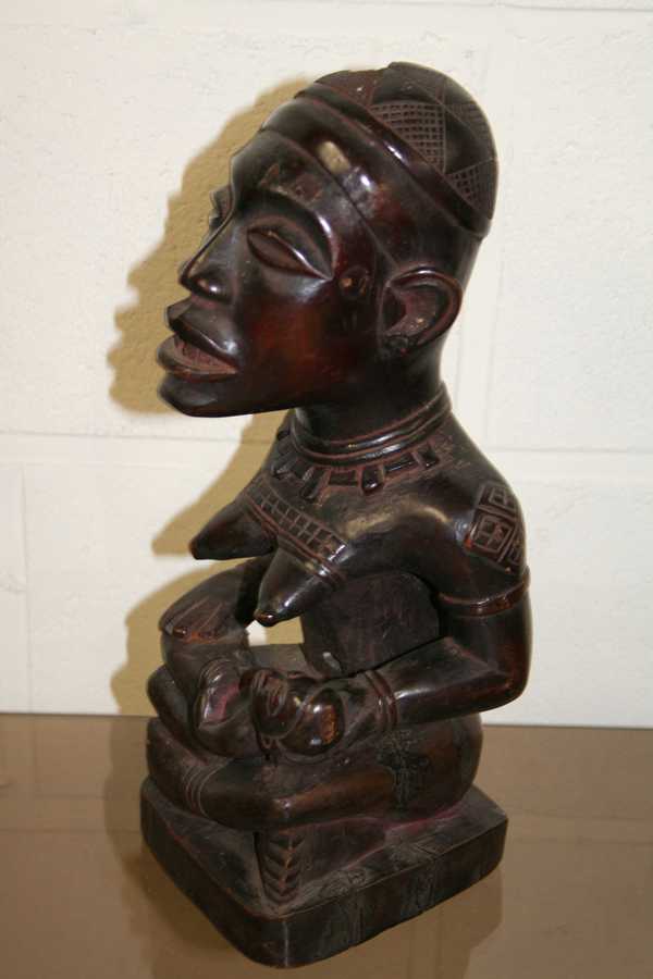 Kongo(maternité), d`afrique : R.D.du Congo, statuette Kongo(maternité), masque ancien africain Kongo(maternité), art du R.D.du Congo - Art Africain, collection privées Belgique. Statue africaine de la tribu des Kongo(maternité), provenant du R.D.du Congo,  1607: Maternité Yombe,position en tailleur avec un enfant sur les genoux.l